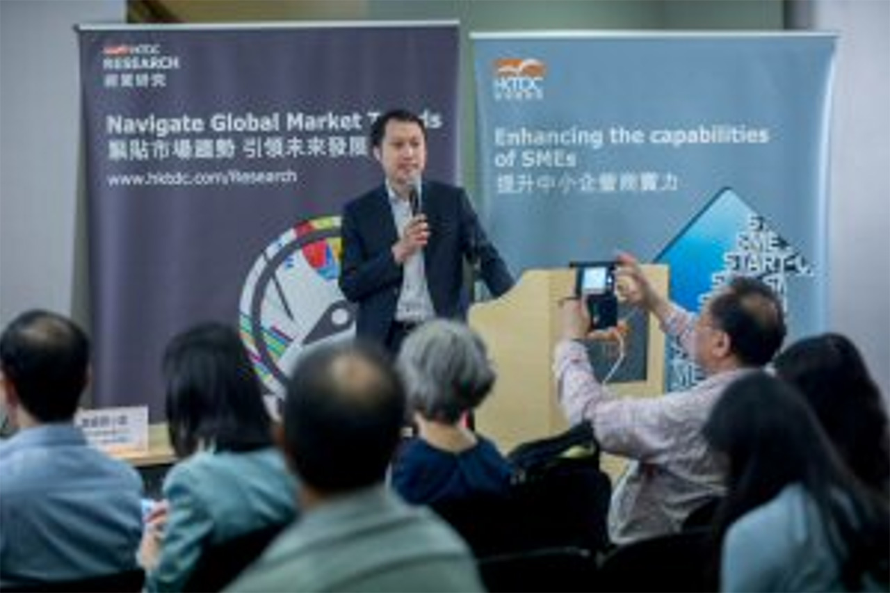  Jason Ho, Vice President, Electrical, Intertek Hong Kong speaks at a HKTDC forum.